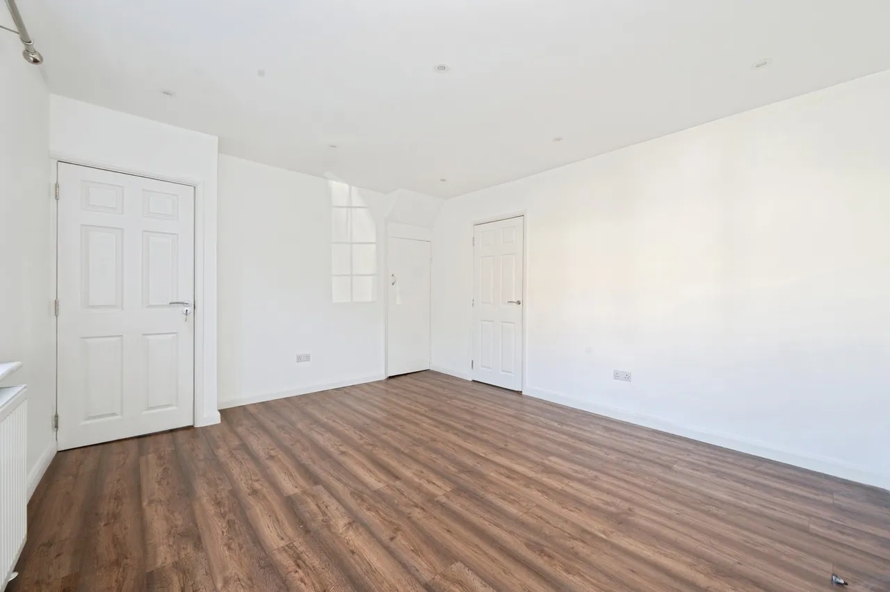 Farm Road, Esher, KT10, photo 15