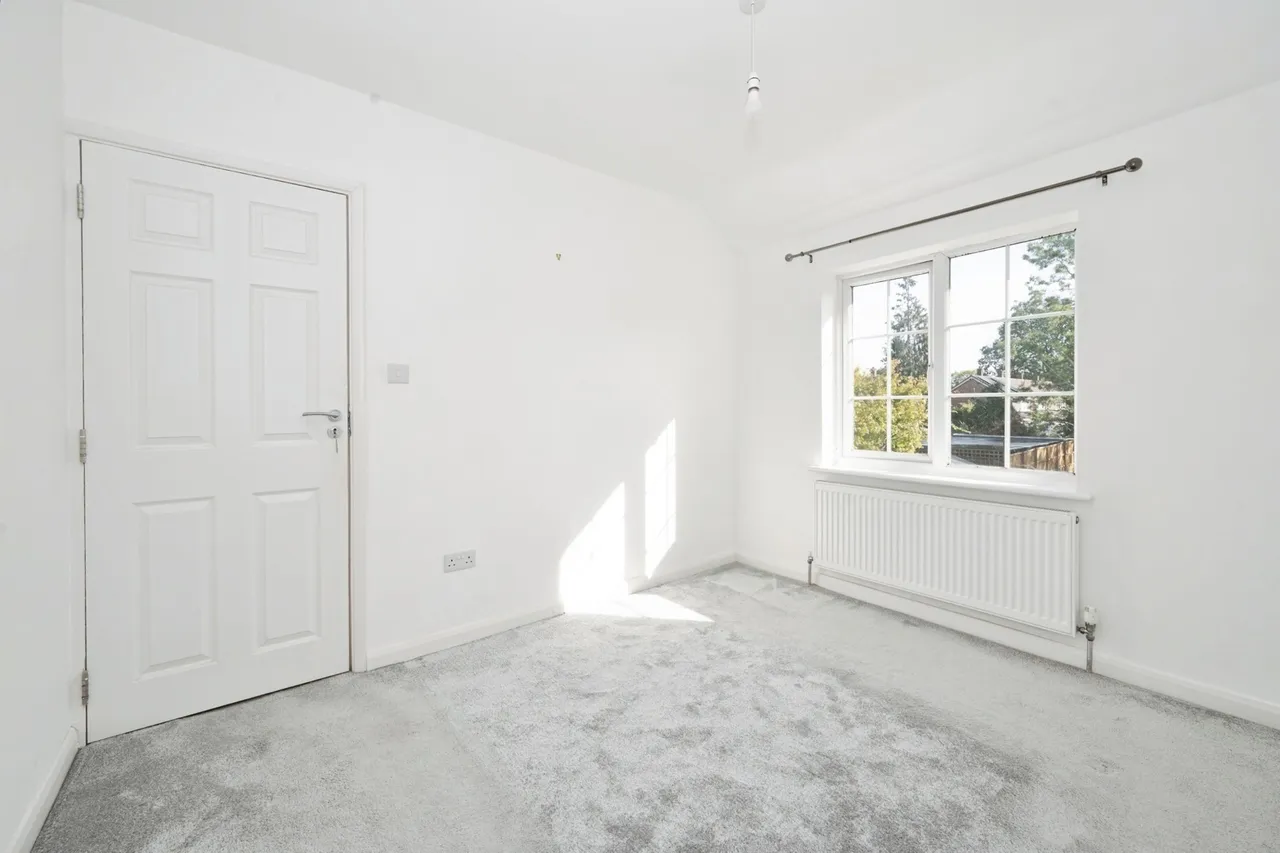 Farm Road, Esher, KT10, photo 10