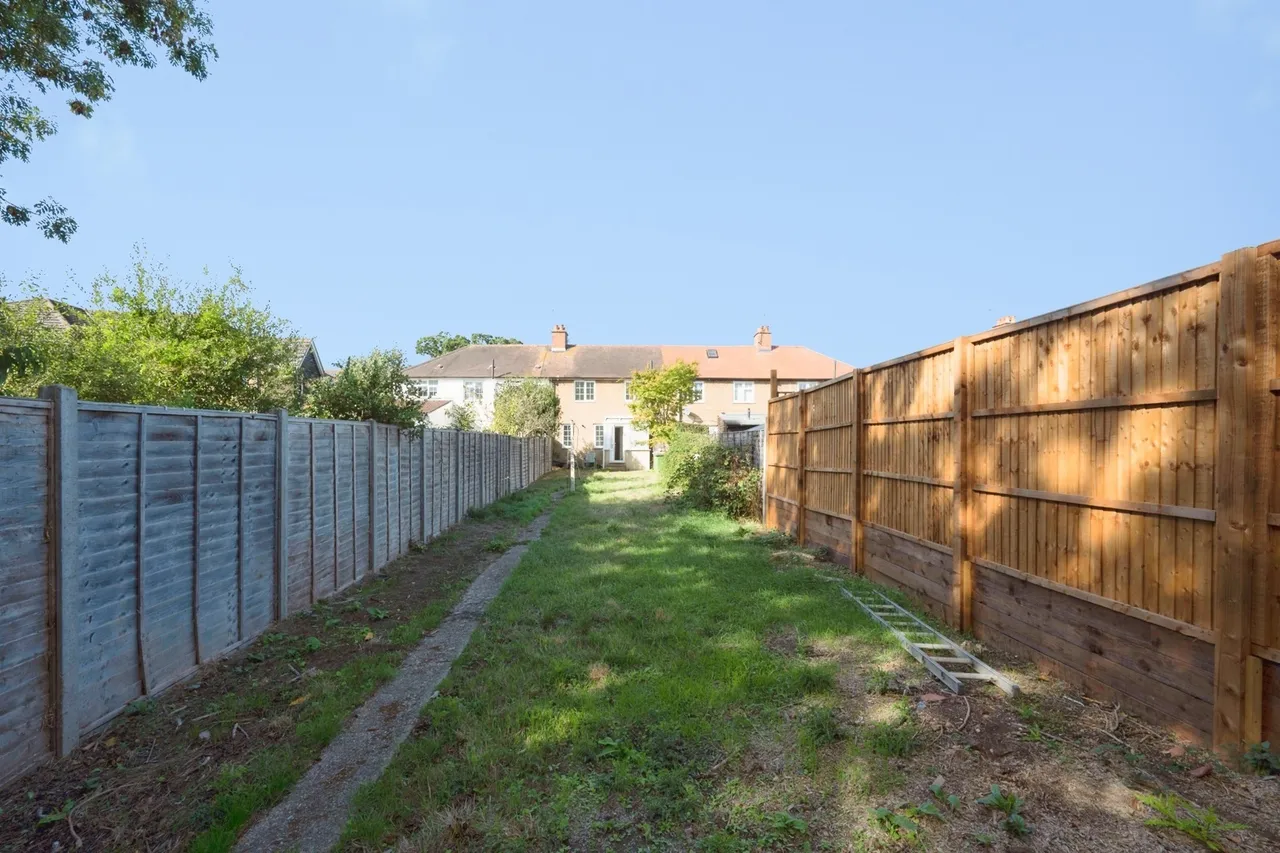 Farm Road, Esher, KT10, photo 13