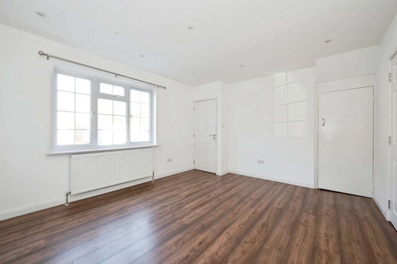 Farm Road, Esher, KT10, photo 2