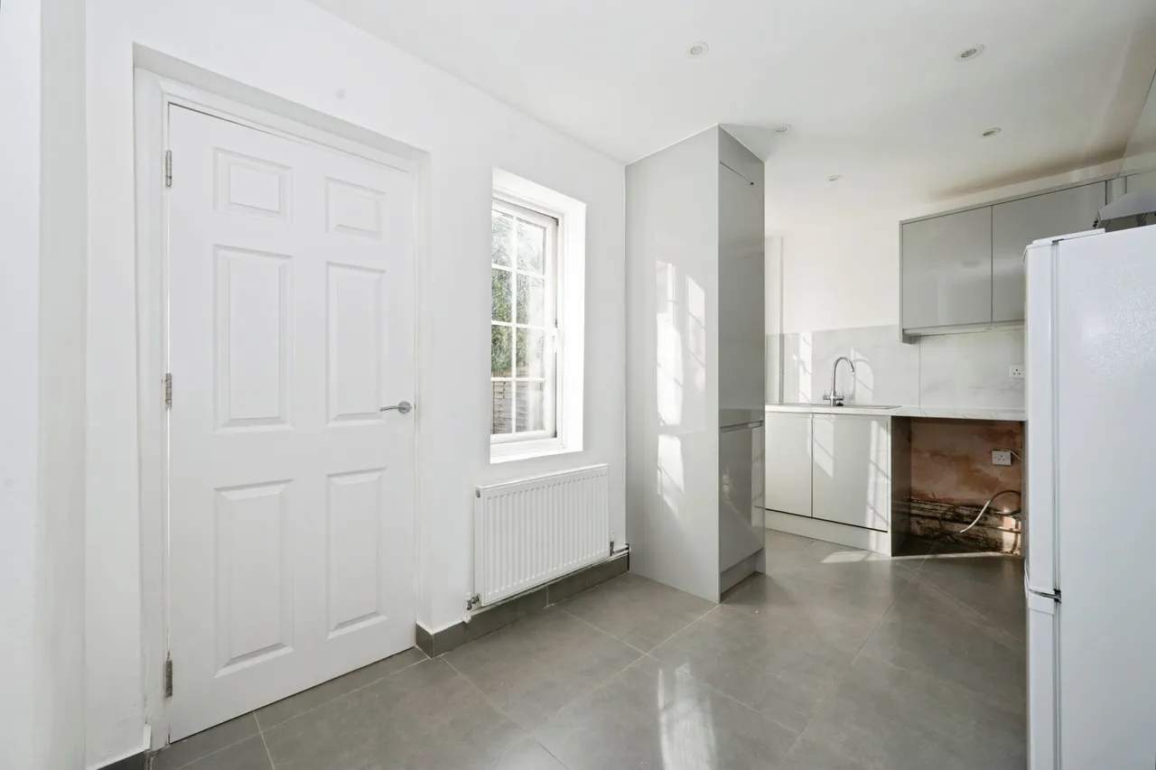 Farm Road, Esher, KT10, photo 8