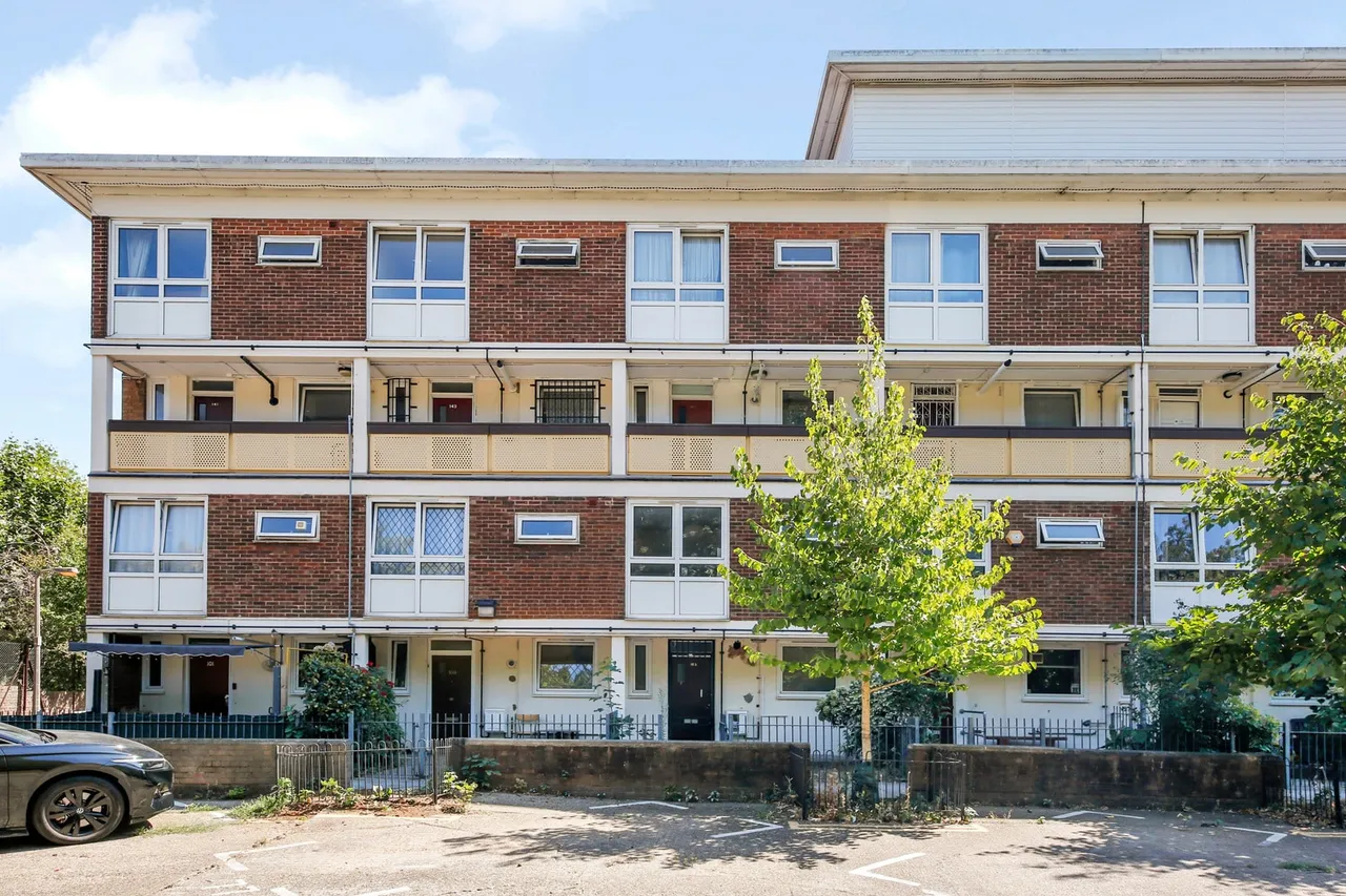 2 bed property for sale — 105 Fairfoot Road, London, E3 4EJ