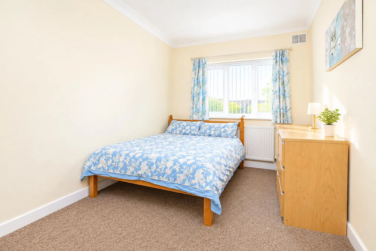 Chequers Parade, Palmers Green, N13, photo 5