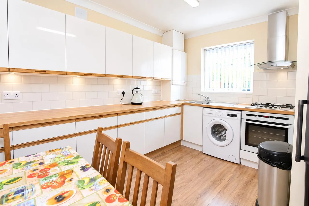 Chequers Parade, Palmers Green, N13, photo 3