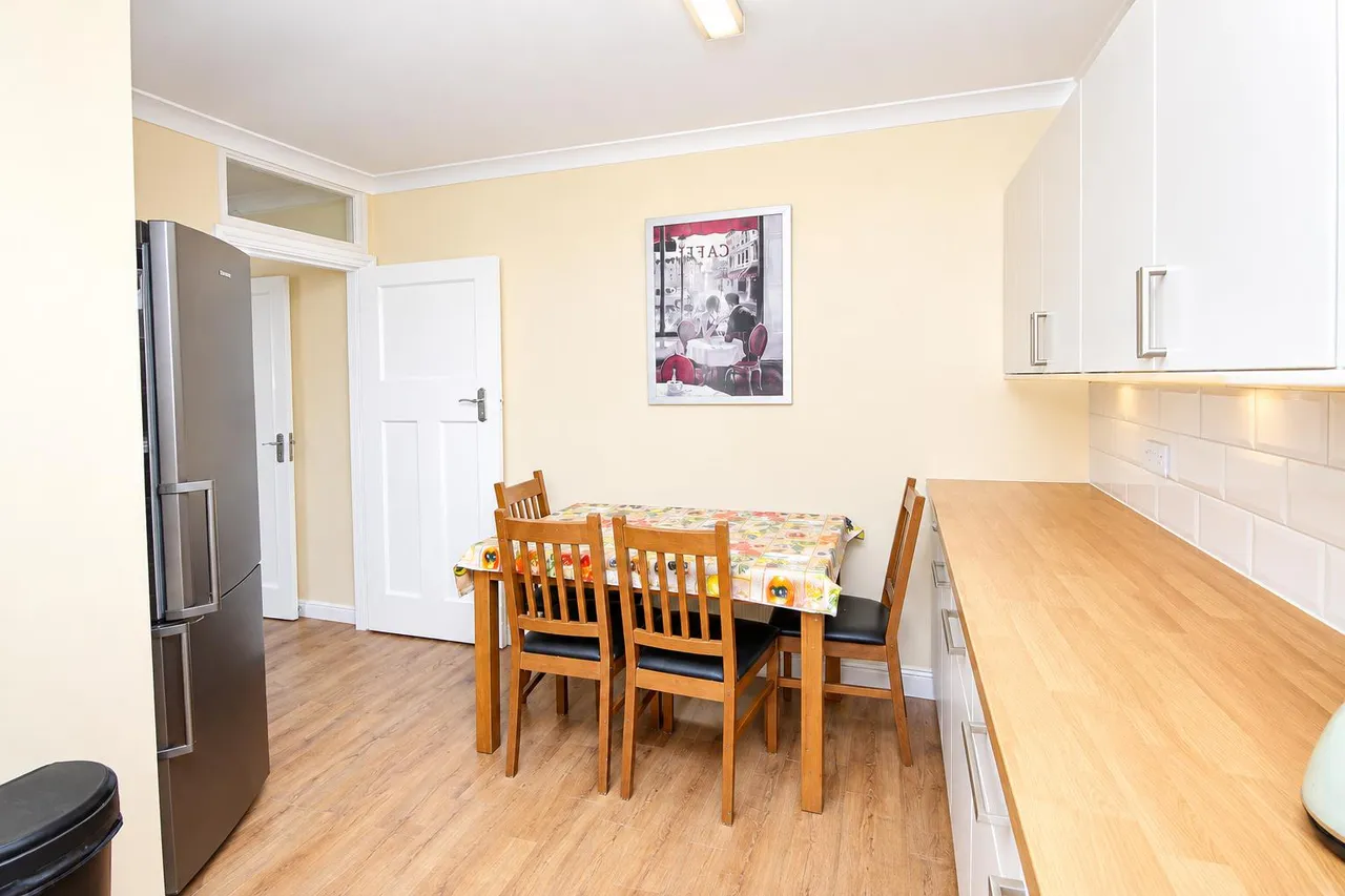 Chequers Parade, Palmers Green, N13, photo 4