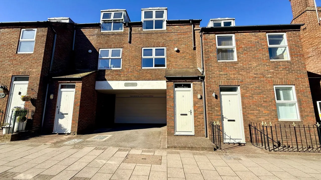 2 bed house for sale, Gosport Street, Lymington, SO41