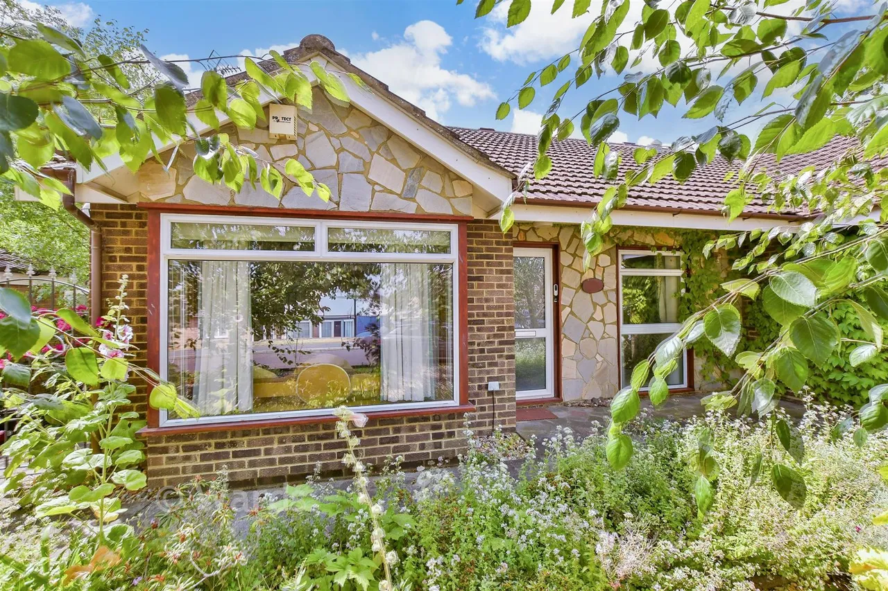 2 bed house for sale, Arthur Salmon Close, Faversham, ME13