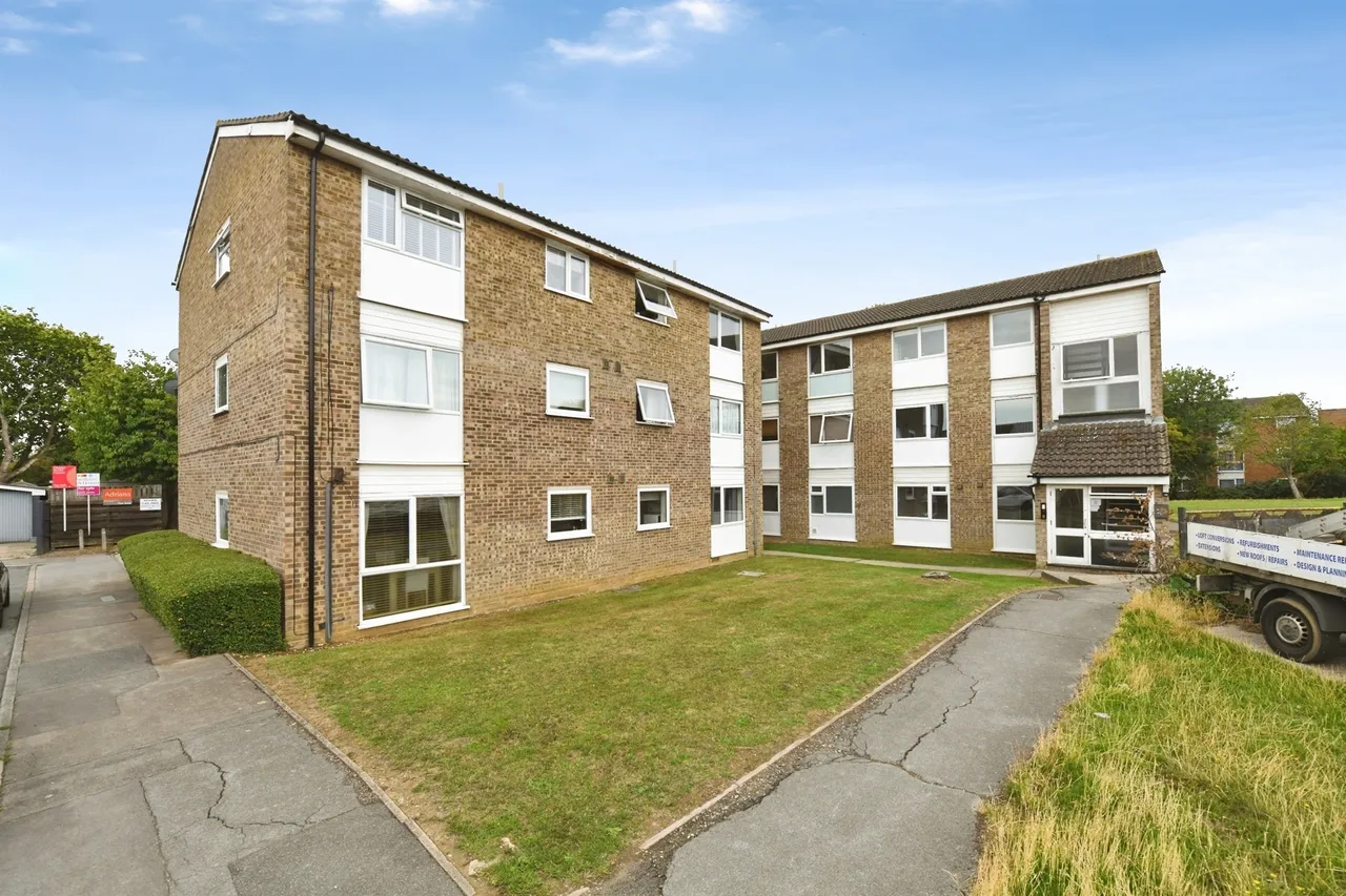 2 bed flat for sale — Foxglove Way, CHELMSFORD