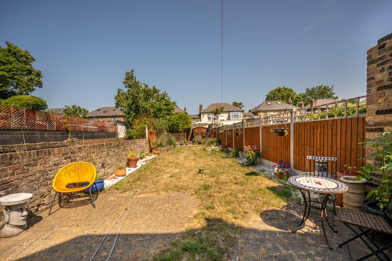 435 Romford Road, London, photo 12
