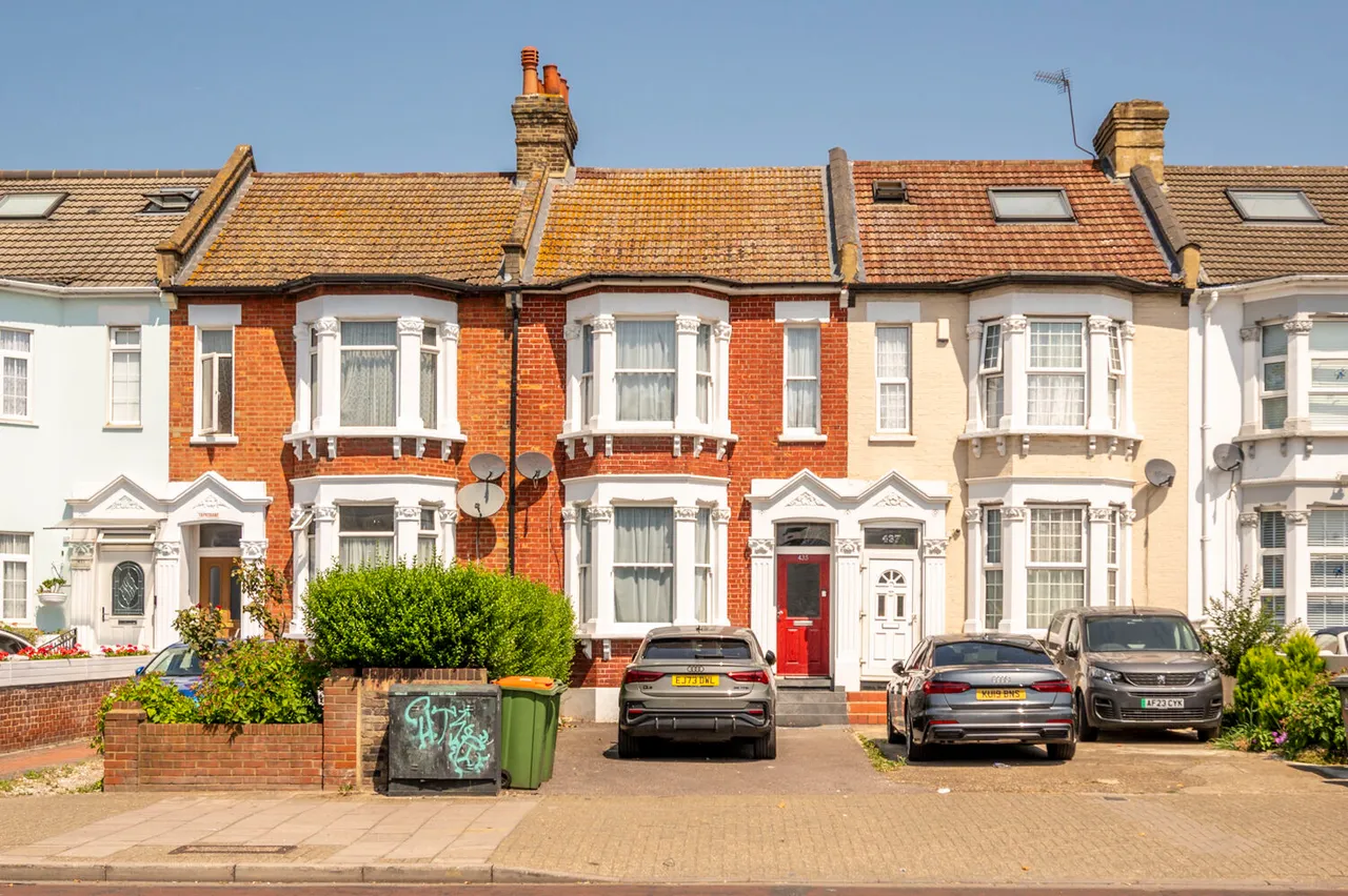 435 Romford Road, London, photo 11