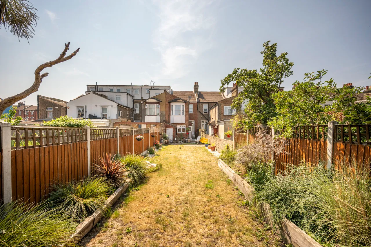 435 Romford Road, London, photo 4