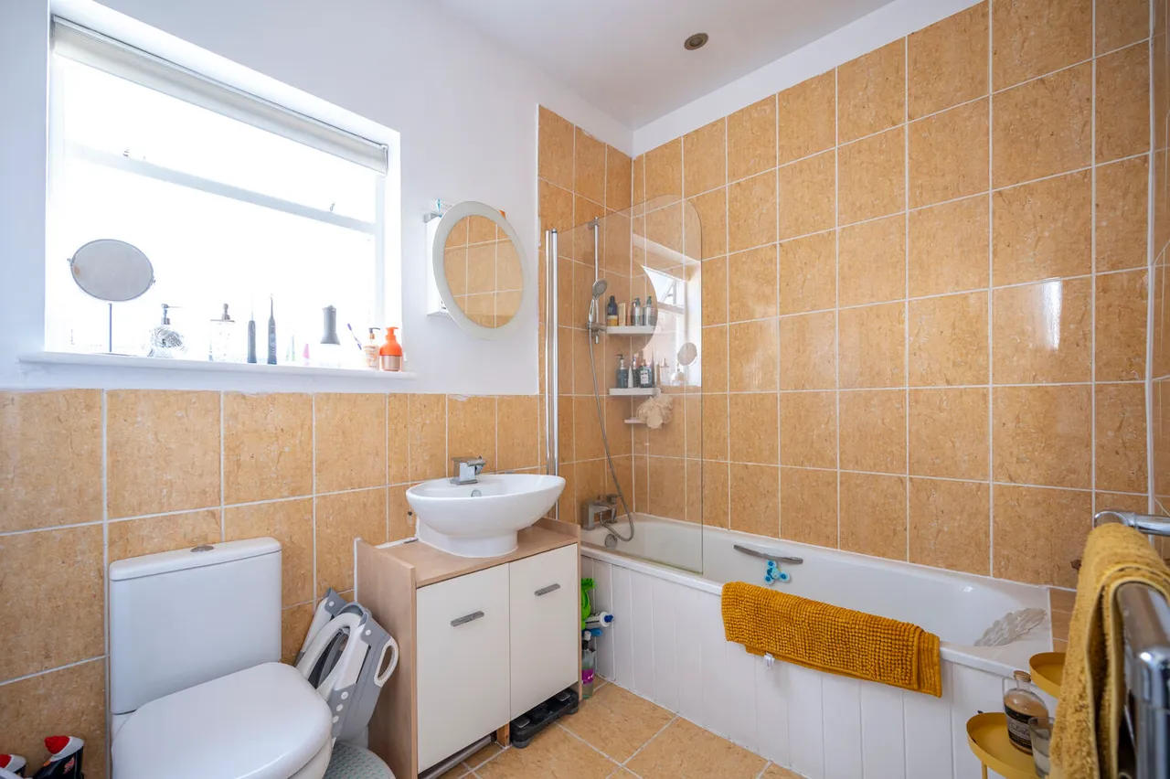 435 Romford Road, London, photo 9