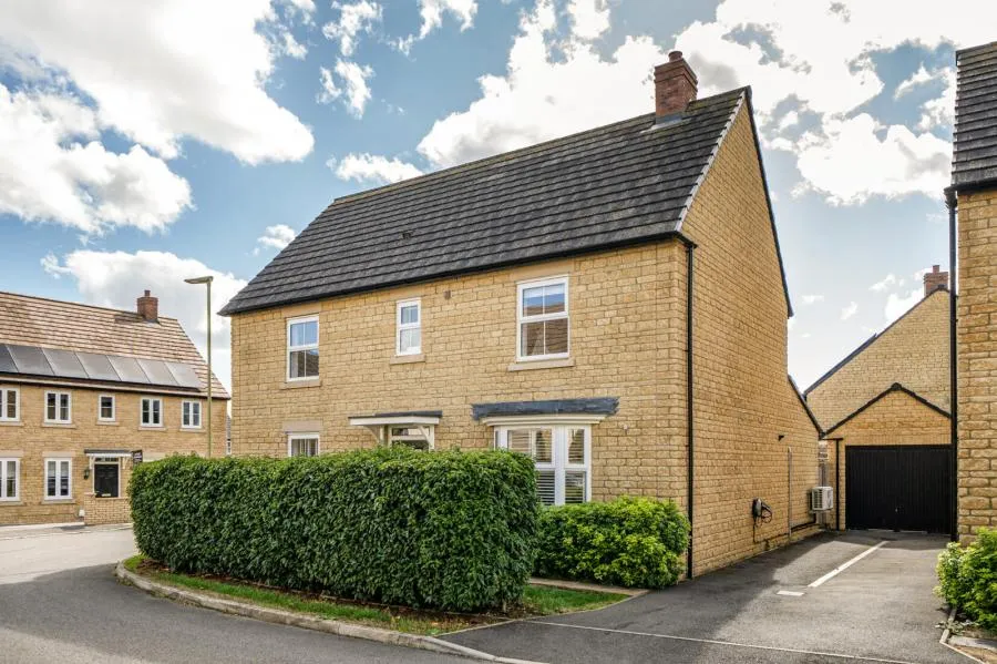 4 bed house for sale, Blush Crescent, Carterton, OX18