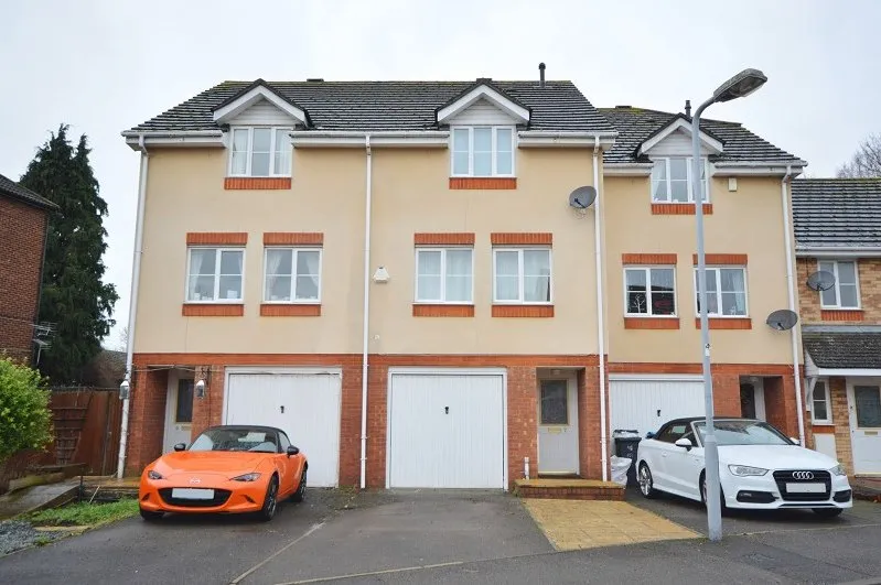 3 bed house to rent, Padley Close, Chessington, KT9