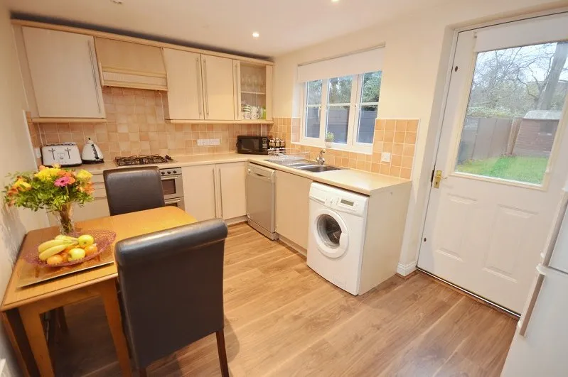 Padley Close, Chessington, KT9, photo 3