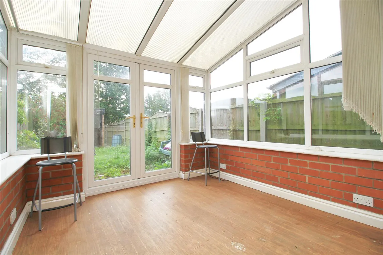 Corona Avenue, Hyde, photo 6