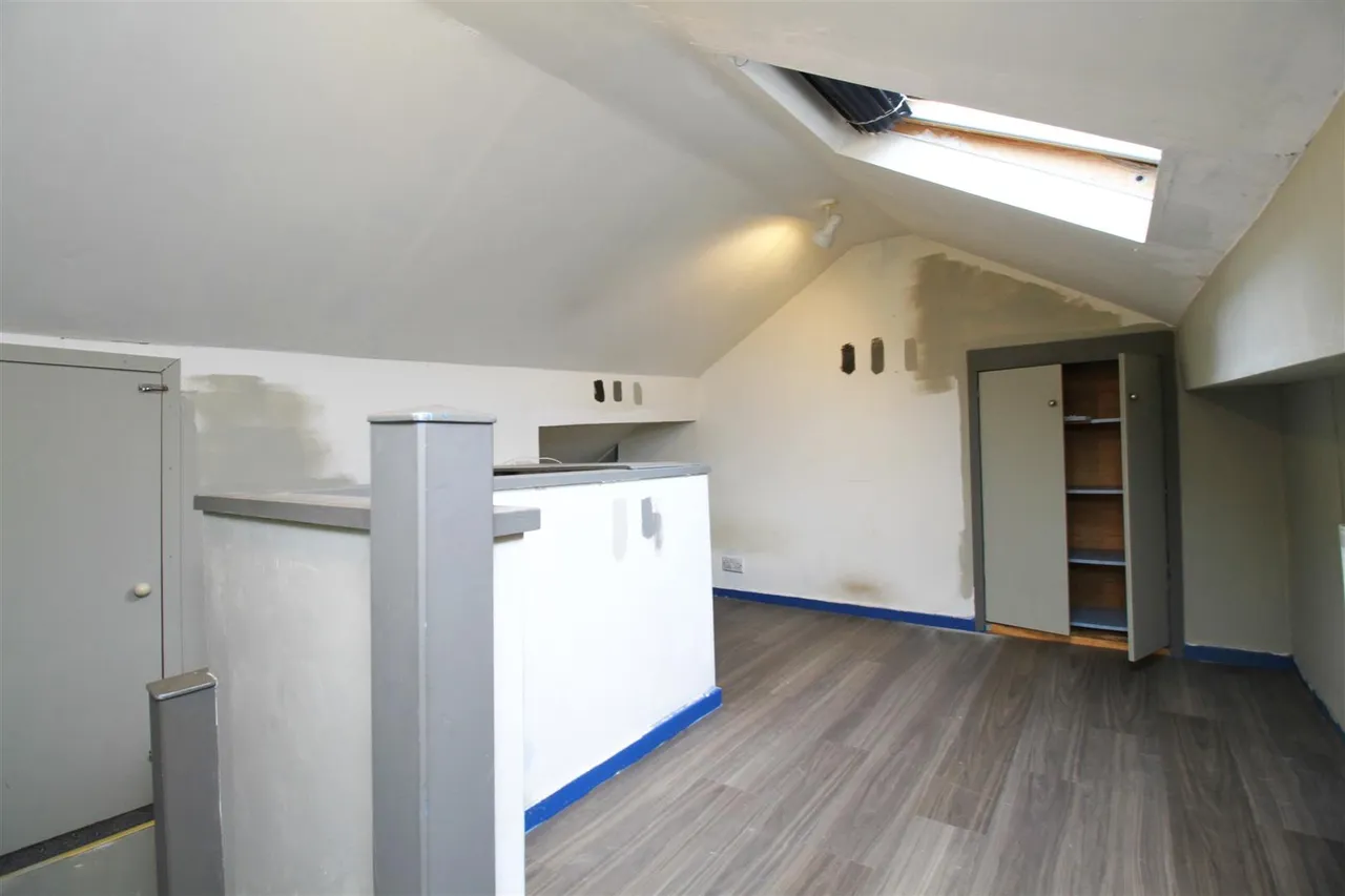 Corona Avenue, Hyde, photo 9