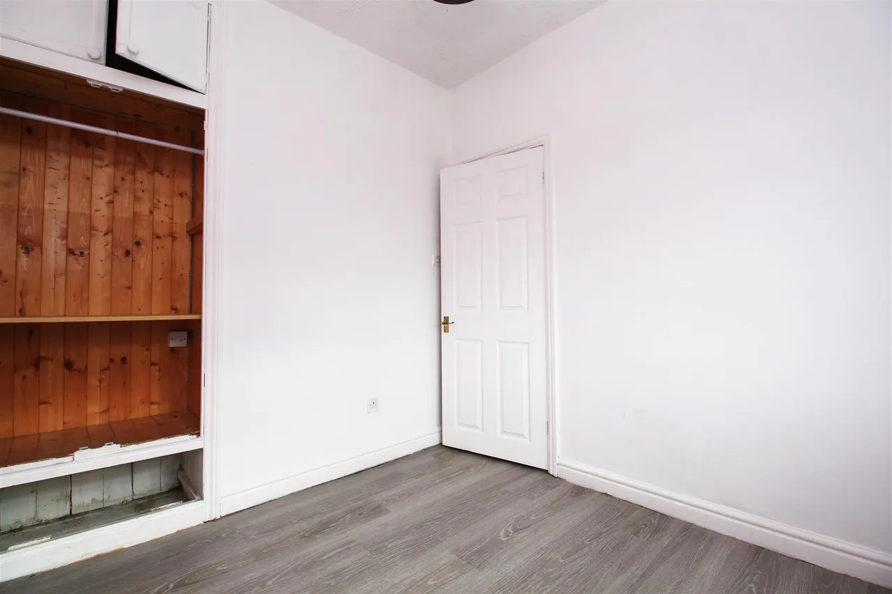 Corona Avenue, Hyde, photo 12