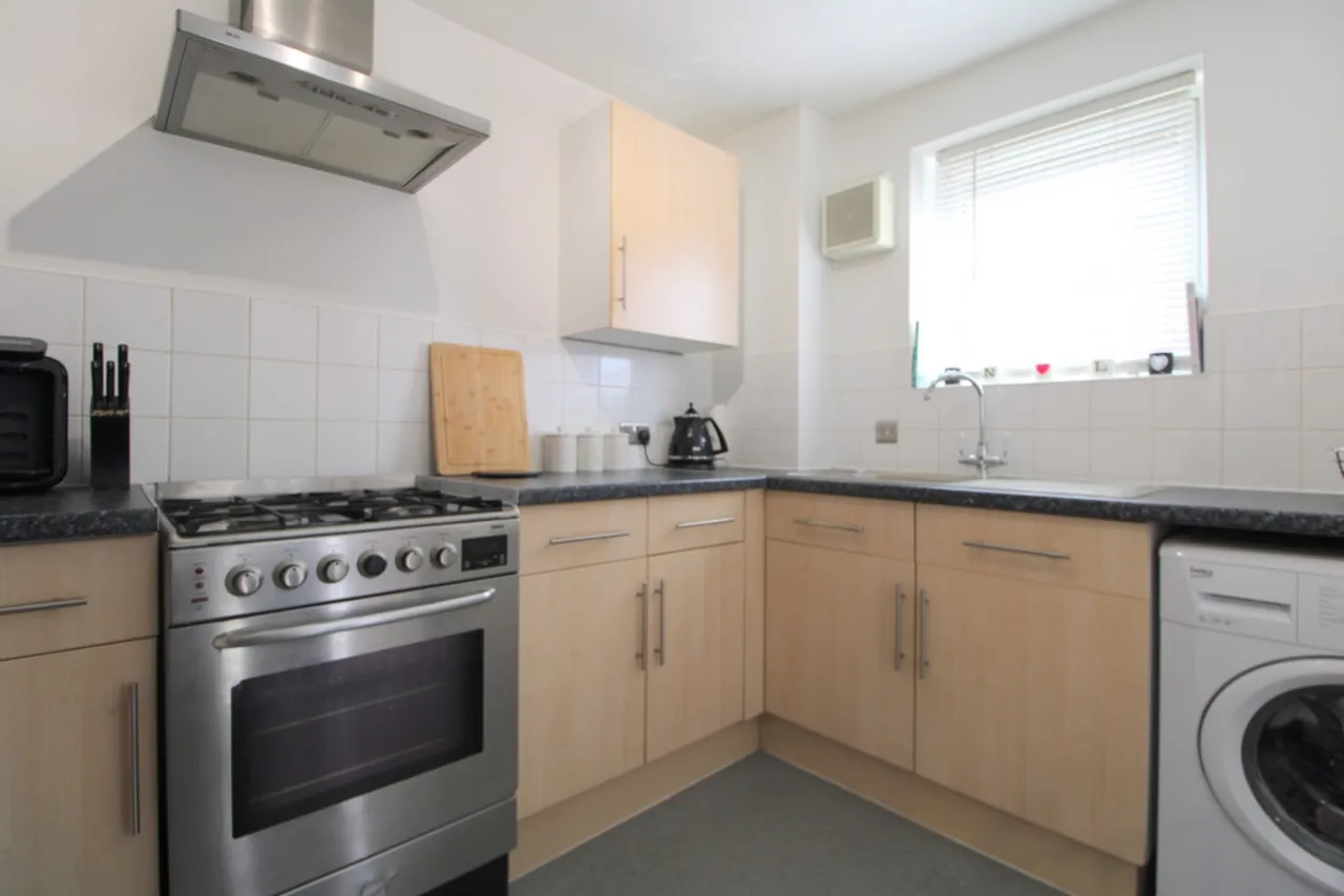 Yeoman Drive, Staines upon Thames, TW19, photo 8