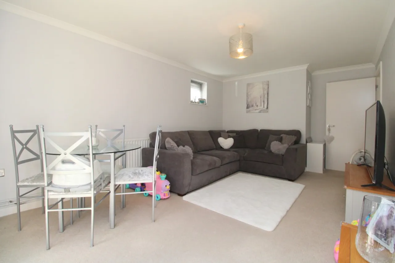 Yeoman Drive, Staines upon Thames, TW19, photo 3