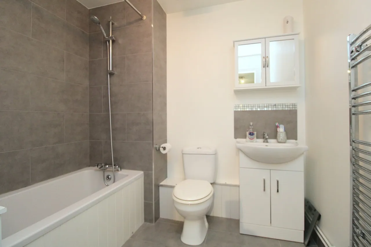 Yeoman Drive, Staines upon Thames, TW19, photo 6