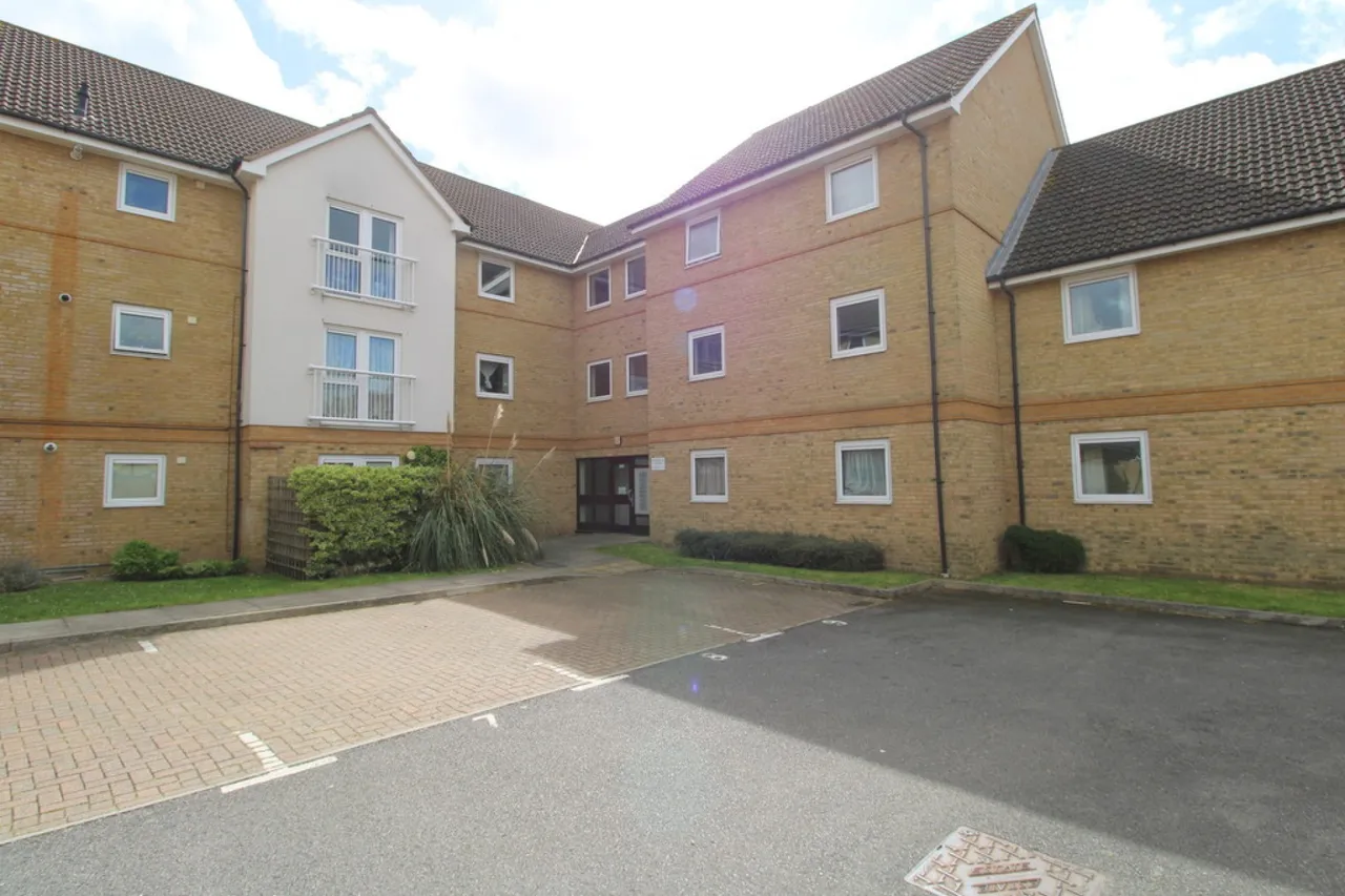 1 bed flat for sale, Yeoman Drive, Staines upon Thames, TW19