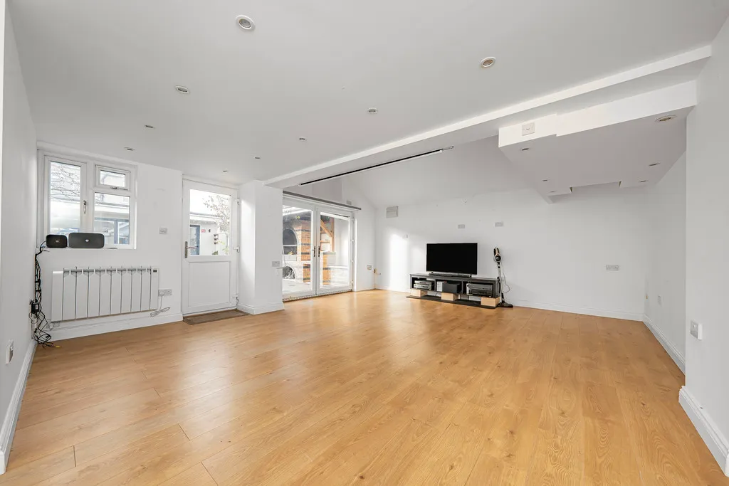 Grosvenor Crescent, Hillingdon, UB10, photo 33