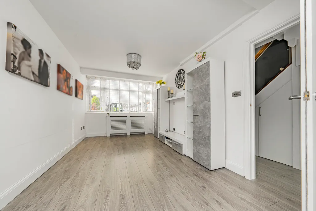 Grosvenor Crescent, Hillingdon, UB10, photo 9