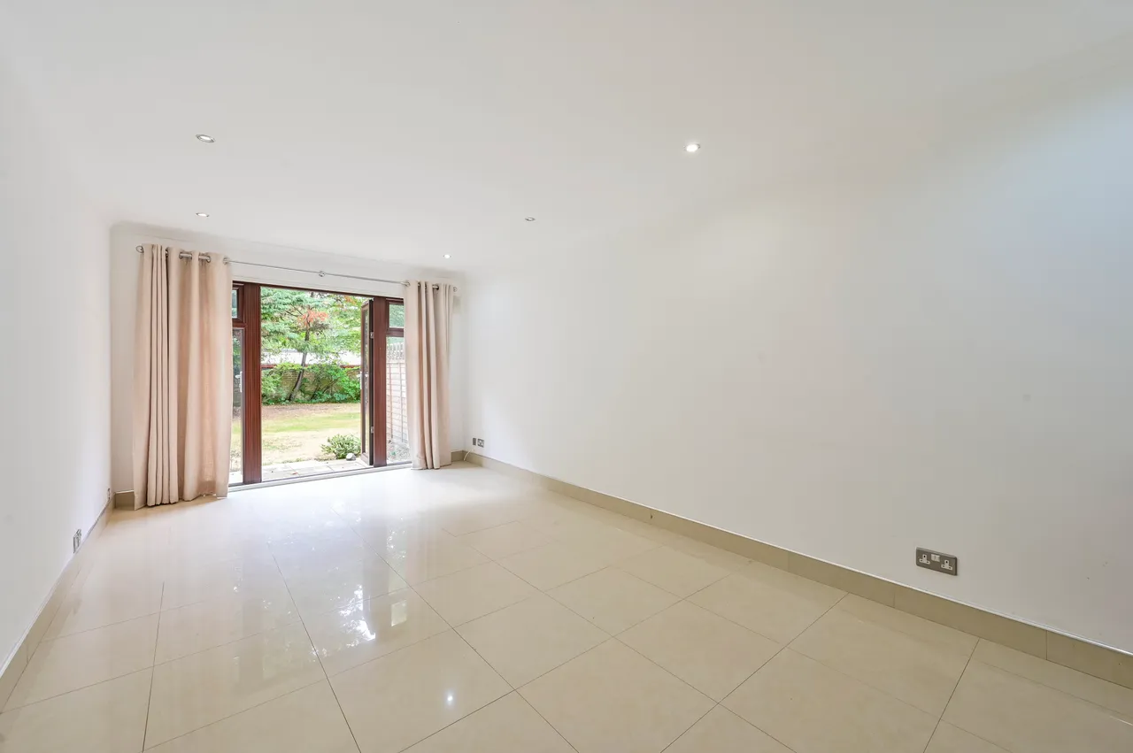 4 Heathview Court, 70 Parkside, London, photo 2