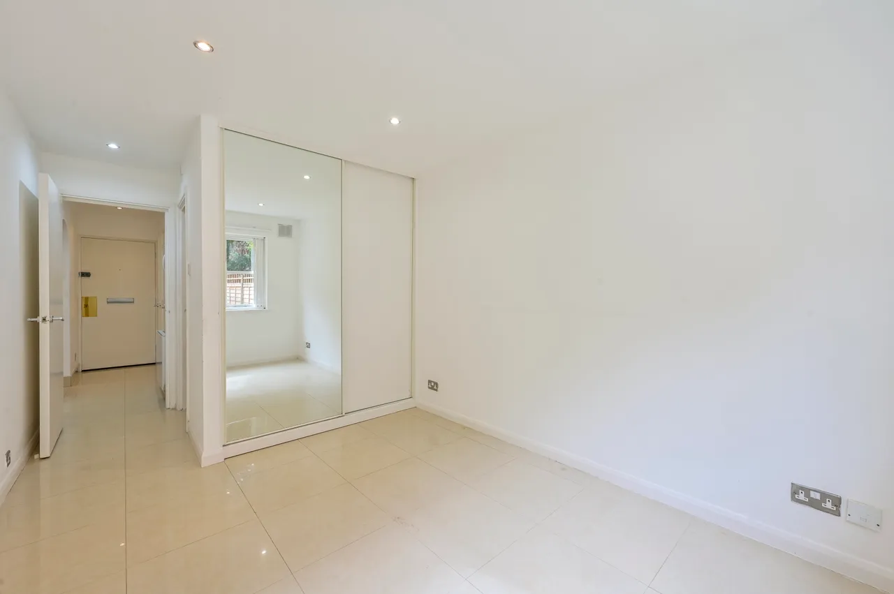 4 Heathview Court, 70 Parkside, London, photo 7
