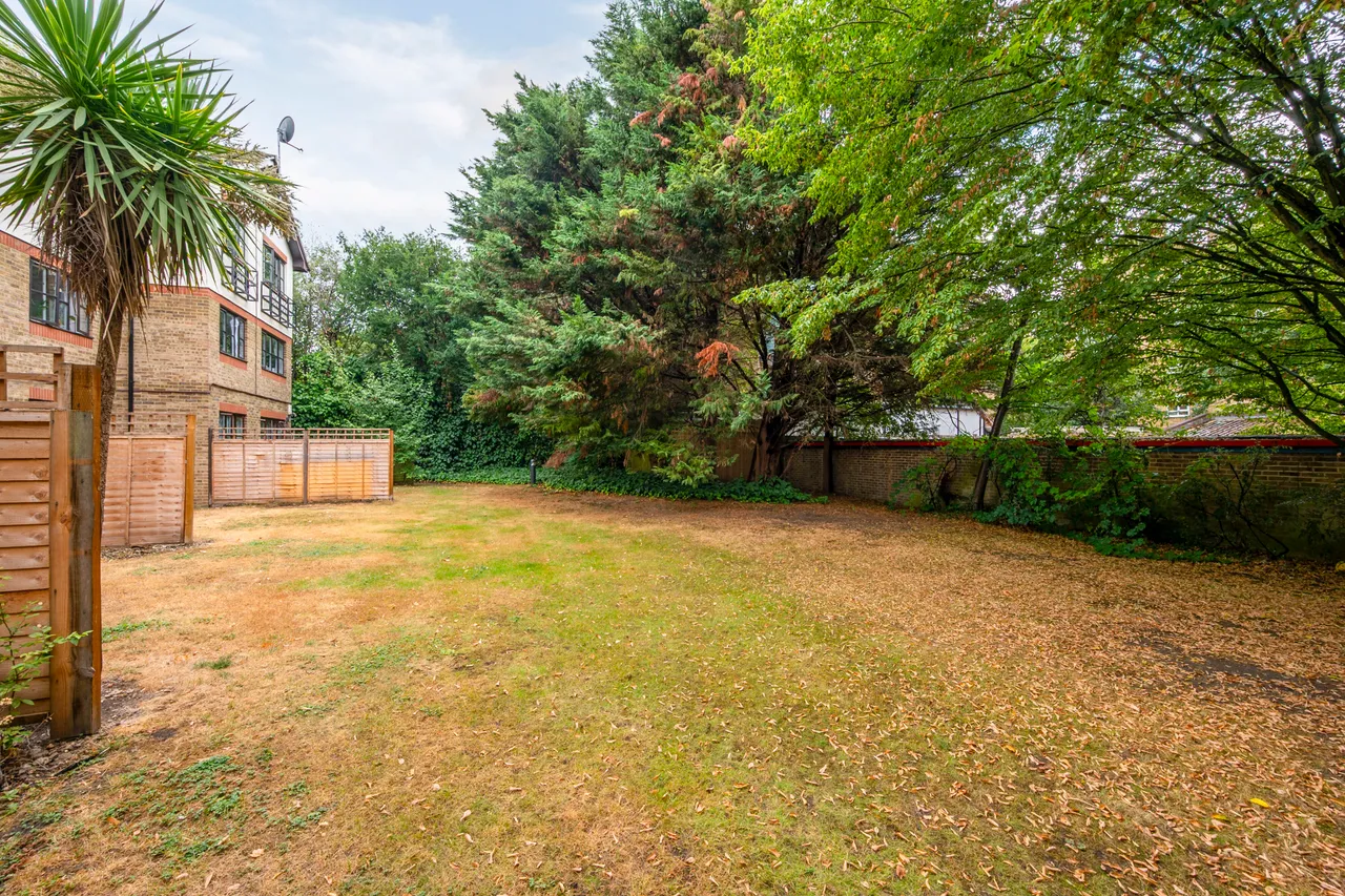 4 Heathview Court, 70 Parkside, London, photo 11