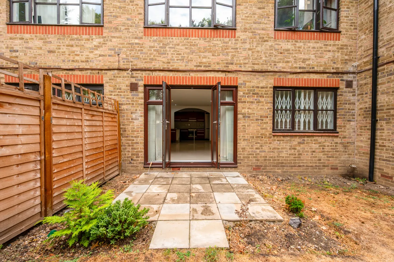 4 Heathview Court, 70 Parkside, London, photo 4