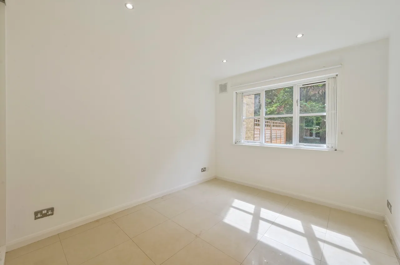 4 Heathview Court, 70 Parkside, London, photo 8