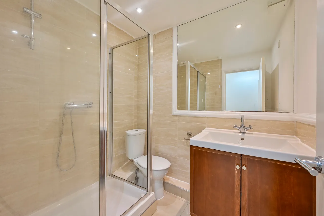 4 Heathview Court, 70 Parkside, London, photo 9
