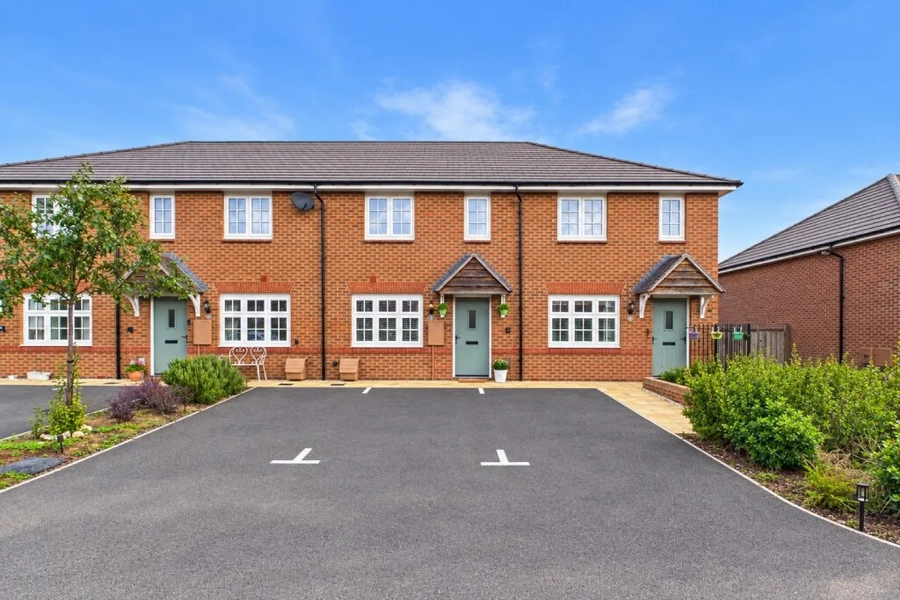 3 bed house for sale — Wisteria Close, Warwick