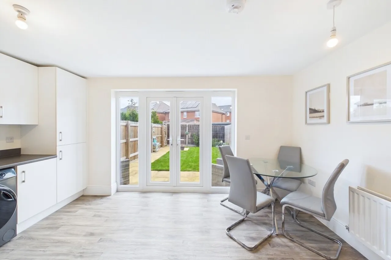 Wisteria Close, Warwick, photo 7