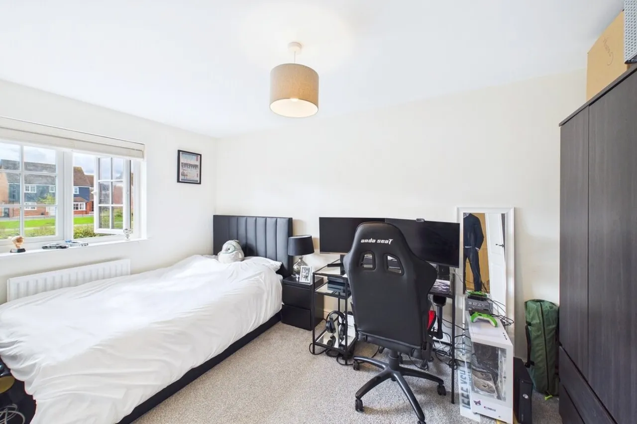 Wisteria Close, Warwick, photo 10