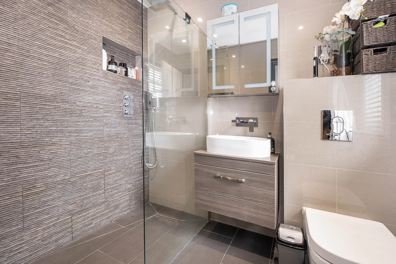 Chertsey Road, Twickenham, TW2, photo 8