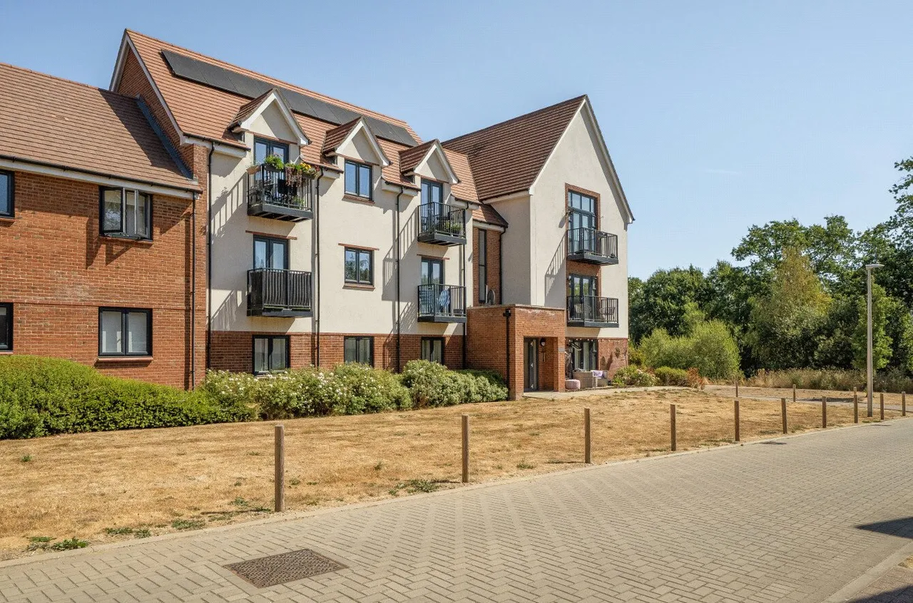 2 bed flat for sale — Glover Crescent, Arborfield Green, Reading, Berkshire, RG2 9TU