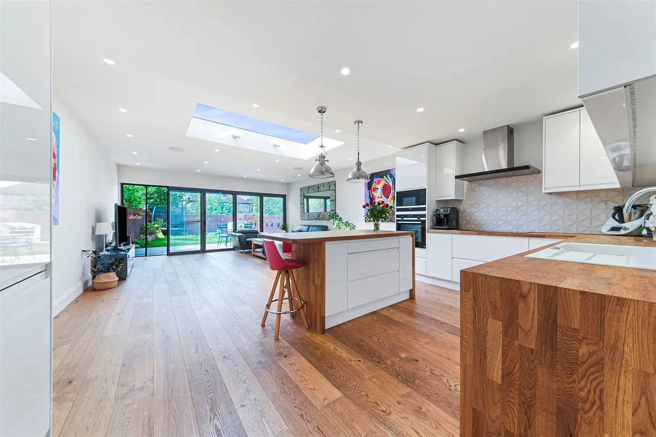 5 bed house for sale — Hillcross Avenue, Morden