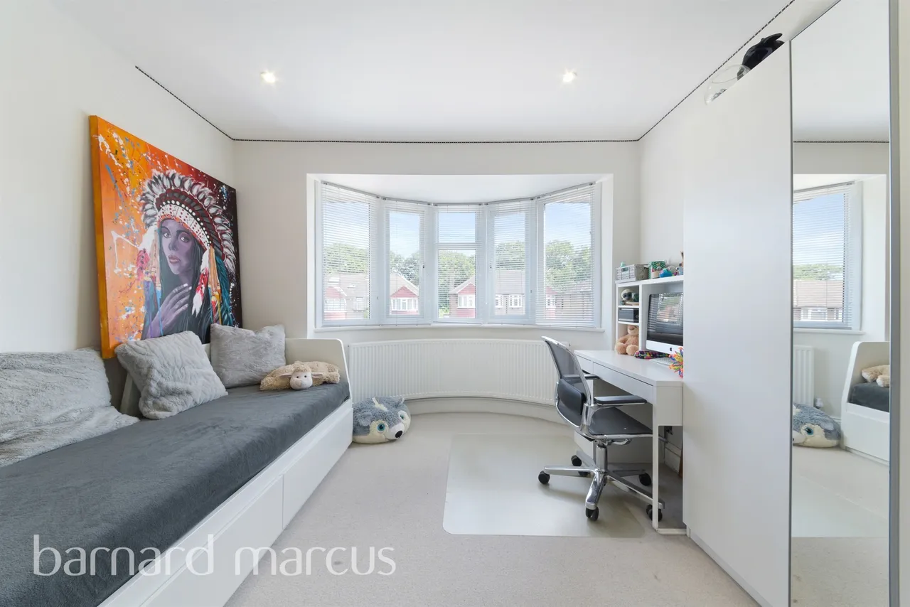 Hillcross Avenue, Morden, photo 9