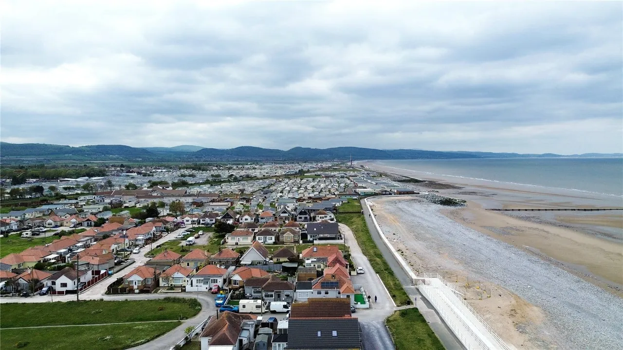 The Promenade, Kinmel Bay, LL18 5NL, photo 30