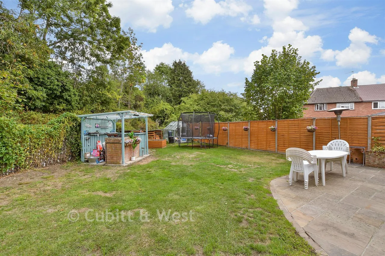 Shamrock Close, Fetcham, KT22, photo 2