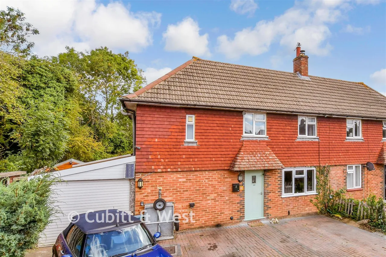 2 bed house for sale, Shamrock Close, Fetcham, KT22