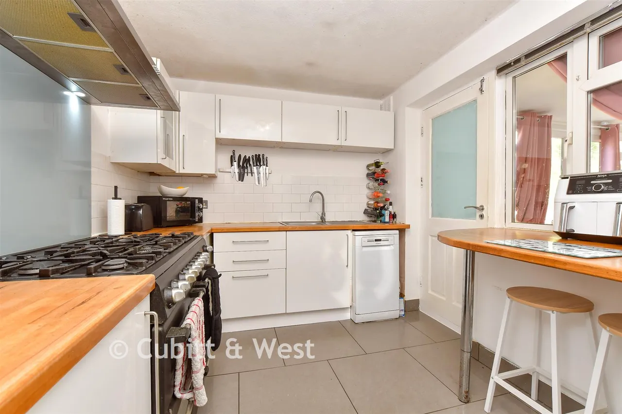 Shamrock Close, Fetcham, KT22, photo 5