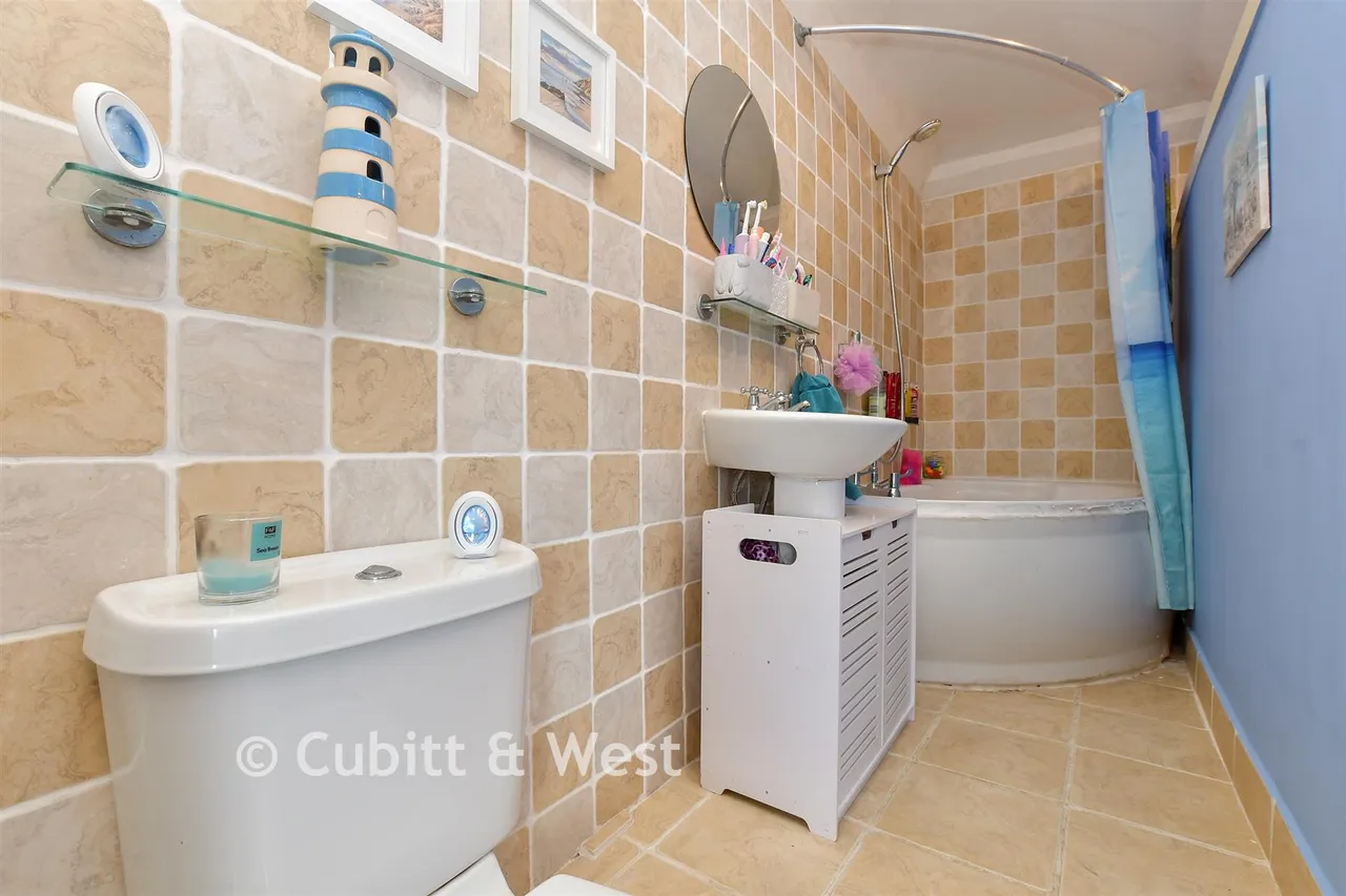 Shamrock Close, Fetcham, KT22, photo 12