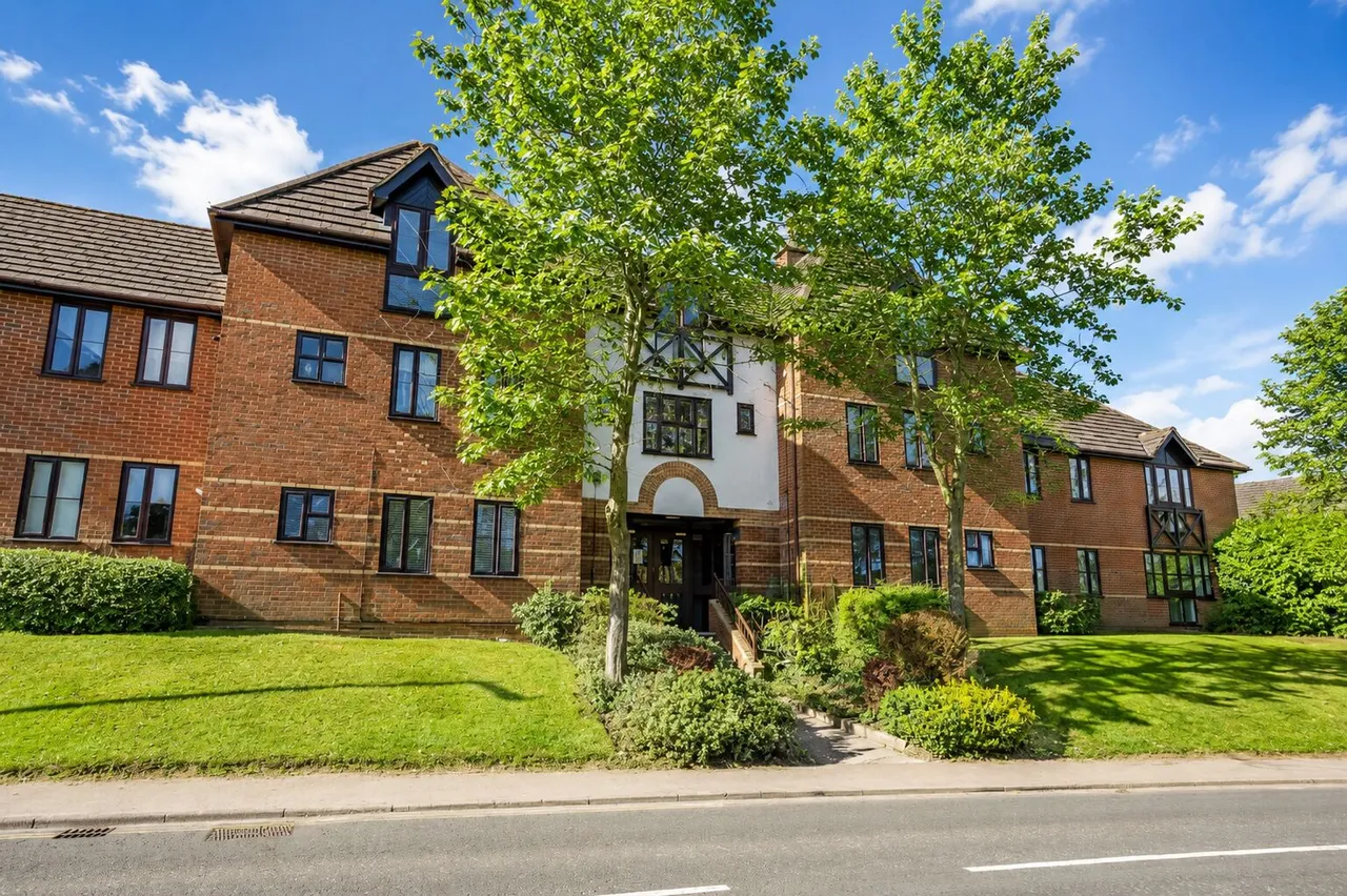2 bed flat for sale, Station Road, Harpenden, AL5