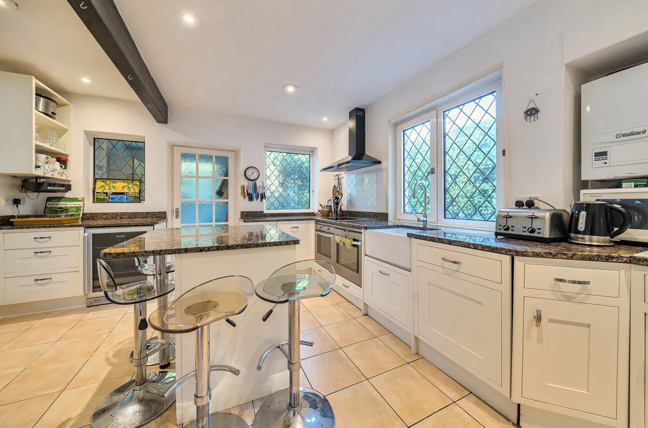 Portsmouth Road, Camberley, Surrey, GU15 1JX, photo 3