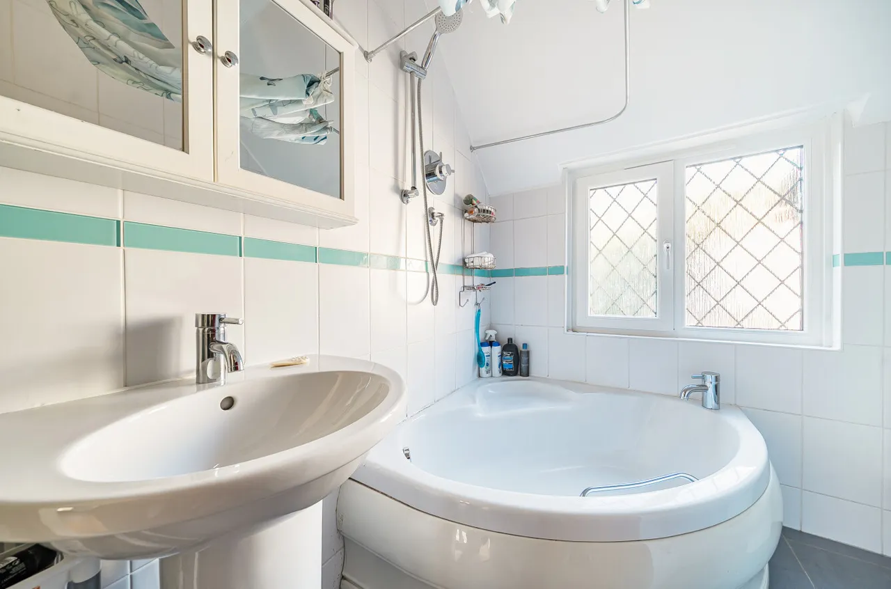 Portsmouth Road, Camberley, Surrey, GU15 1JX, photo 9