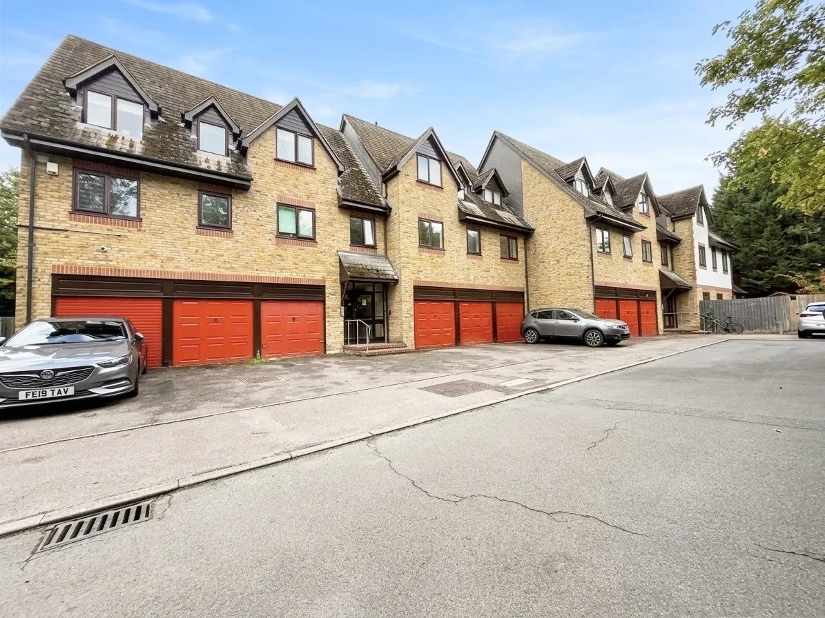 2 bed flat to rent — Commonside Close, SUTTON